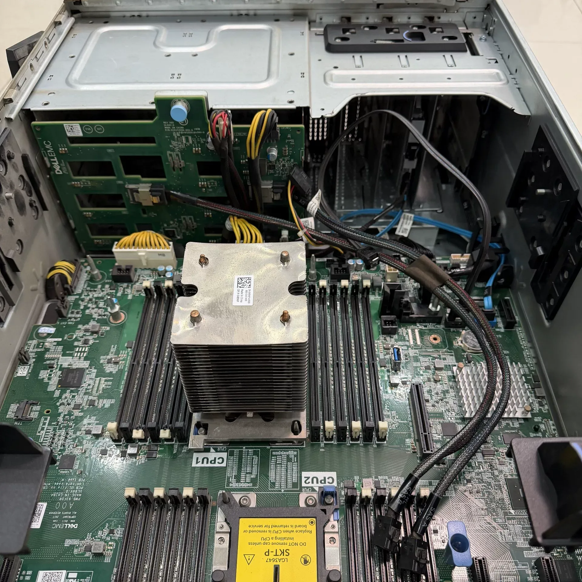 may chu server dell poweredge t640 lff 8 x 2 5inch chinh hang 3 may chu server dell poweredge t640 lff 8 x 2 5inch chinh hang 3