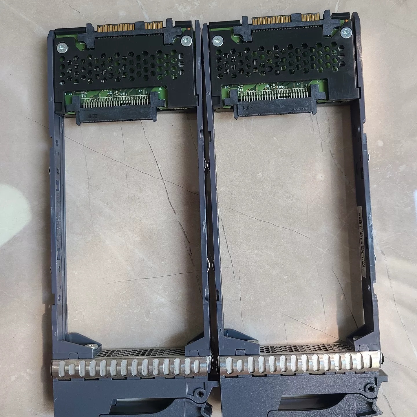 khay o cung tray netapp 2 5 ds4246 ds4243 ds224c 4 Khay ổ cứng Netapp 2.5" - Ảnh 4
