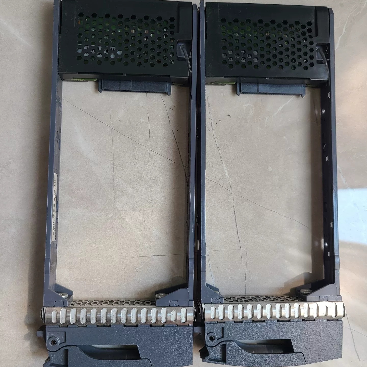 khay o cung tray netapp 2 5 ds4246 ds4243 ds224c 6 Khay ổ cứng Netapp 2.5" - Ảnh 6