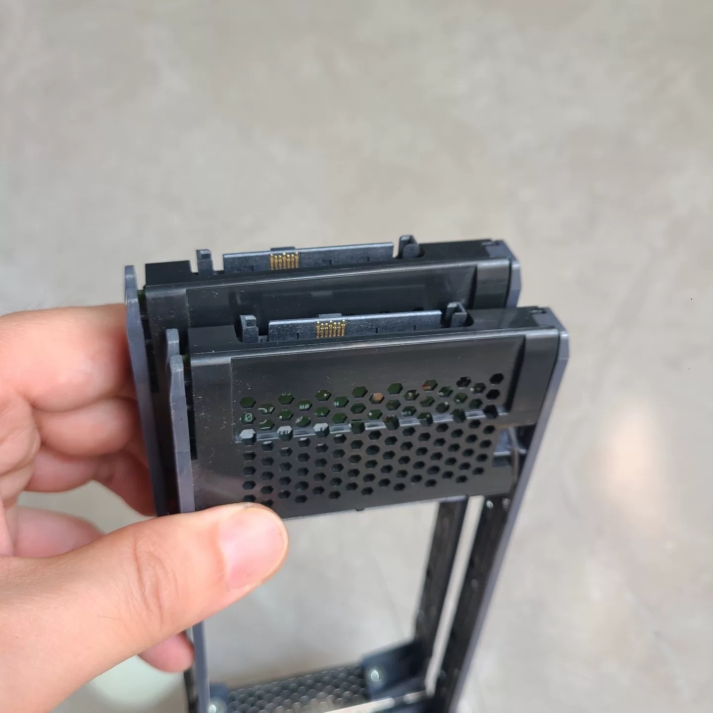 khay o cung tray netapp 2 5 ds4246 ds4243 ds224c 9 Khay ổ cứng Netapp 2.5" - Ảnh 9